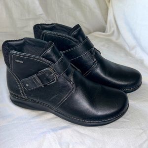 Clarks Apple Mid booties Size 6.5 New